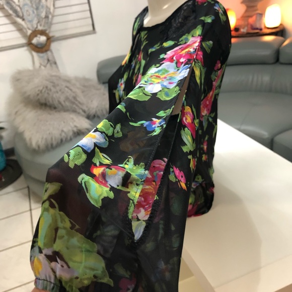 Floral very feminine blouse with slits on sleeves - Picture 4 of 8